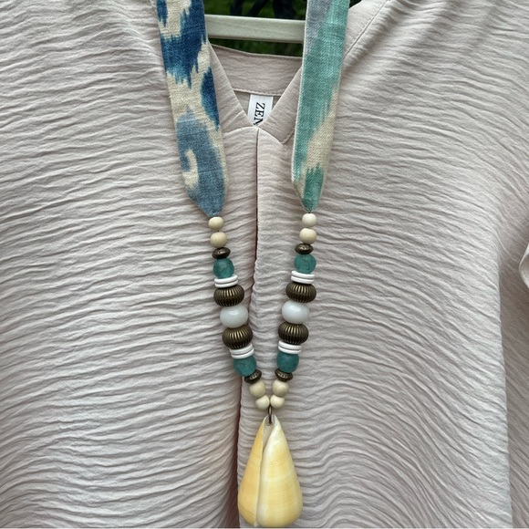 Boutique shell necklace - Picture 5 of 7